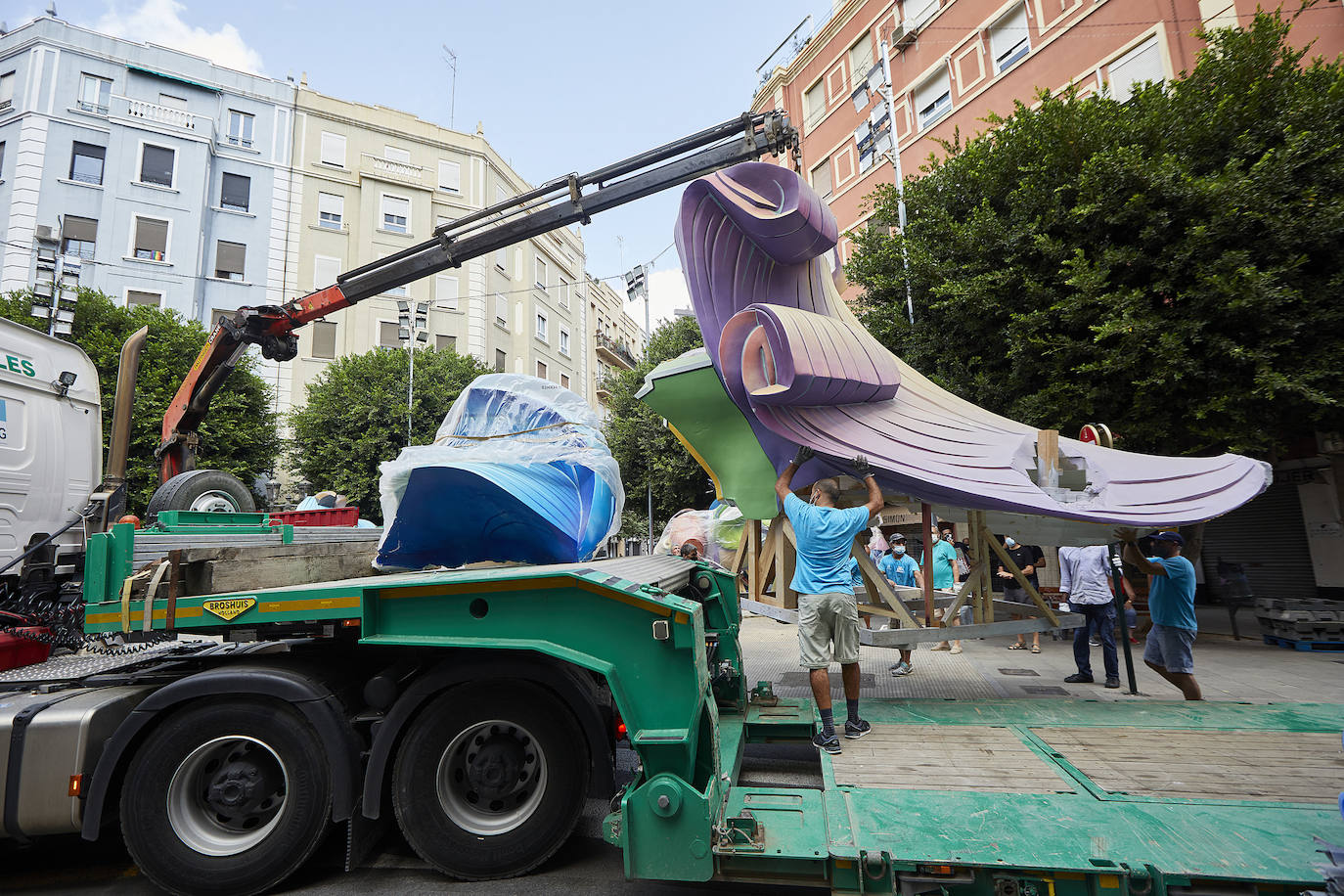 Los ninots empiezan a salir de Feria Valencia y de los talleres de los artistas para llenar de color la ciudad de Valencia en pleno verano