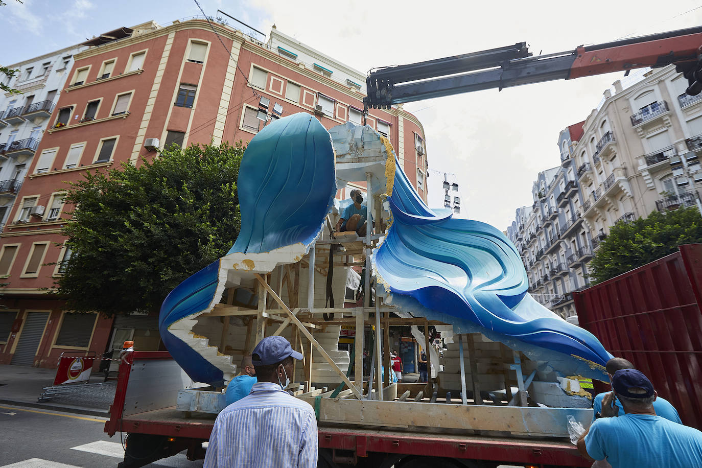 Los ninots empiezan a salir de Feria Valencia y de los talleres de los artistas para llenar de color la ciudad de Valencia en pleno verano