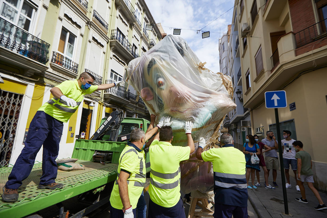 Los ninots empiezan a salir de Feria Valencia y de los talleres de los artistas para llenar de color la ciudad de Valencia en pleno verano