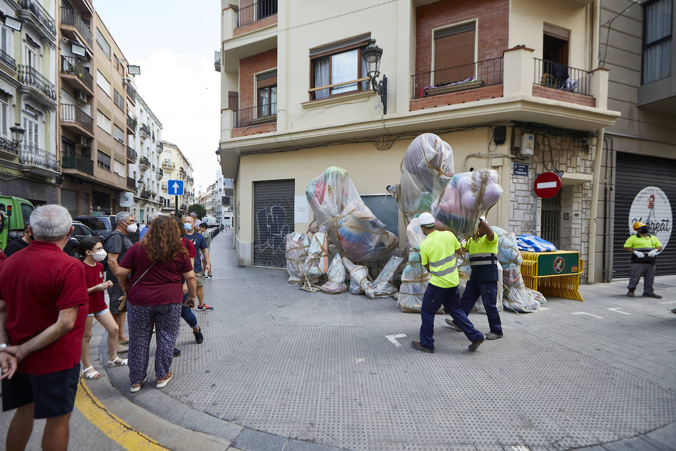 Los ninots empiezan a salir de Feria Valencia y de los talleres de los artistas para llenar de color la ciudad de Valencia en pleno verano