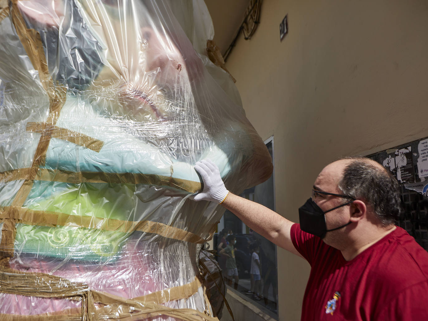 Los ninots empiezan a salir de Feria Valencia y de los talleres de los artistas para llenar de color la ciudad de Valencia en pleno verano