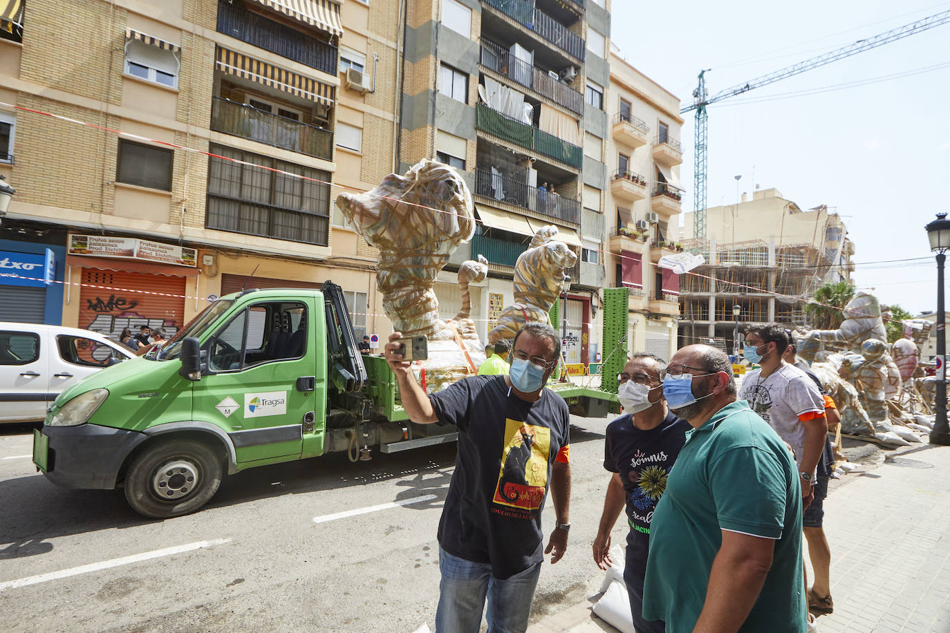 Los ninots empiezan a salir de Feria Valencia y de los talleres de los artistas para llenar de color la ciudad de Valencia en pleno verano