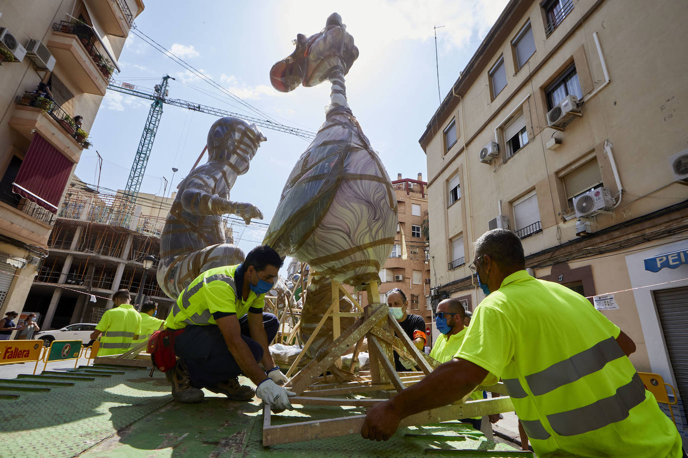 Los ninots empiezan a salir de Feria Valencia y de los talleres de los artistas para llenar de color la ciudad de Valencia en pleno verano