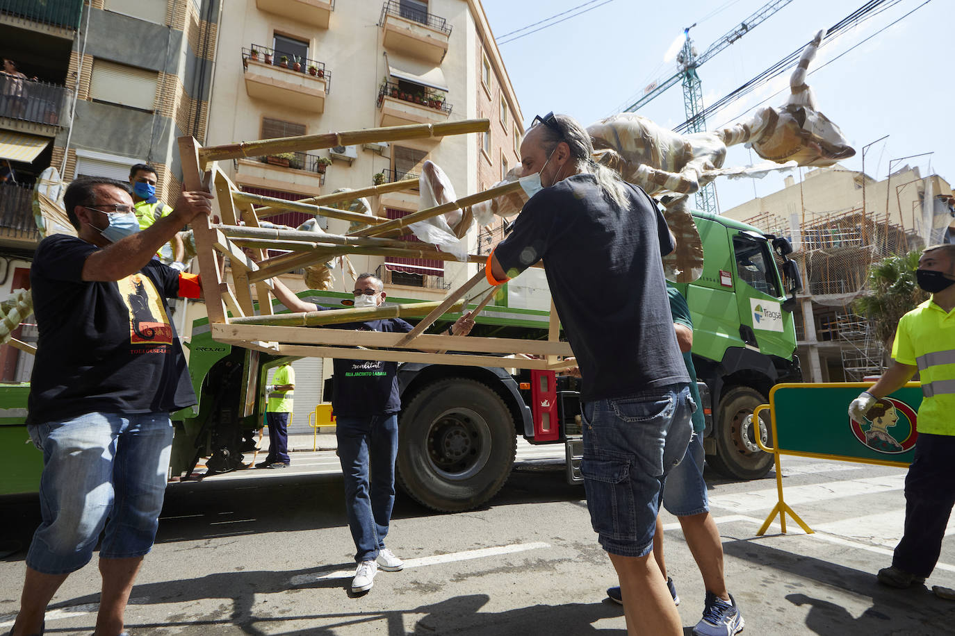 Los ninots empiezan a salir de Feria Valencia y de los talleres de los artistas para llenar de color la ciudad de Valencia en pleno verano