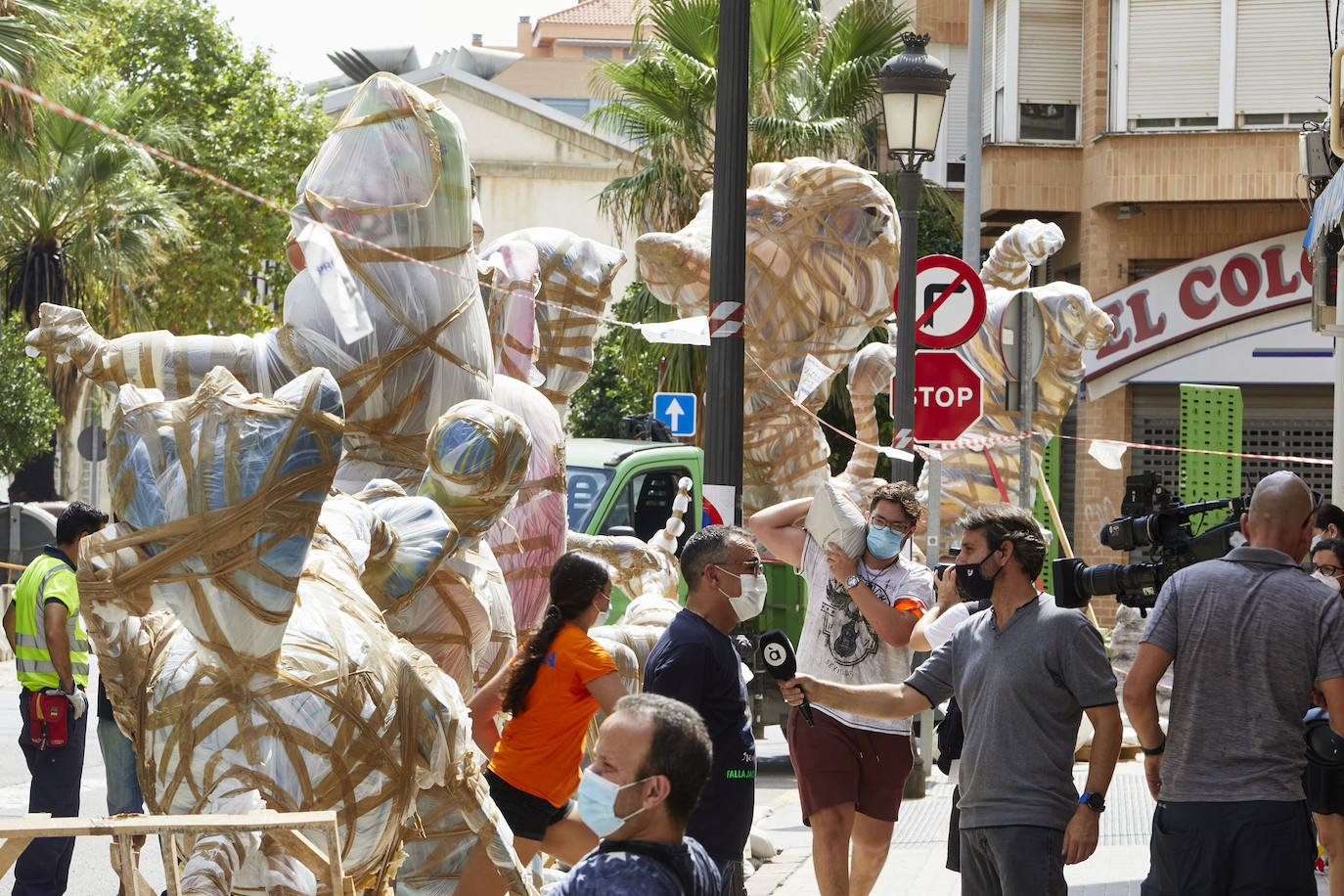 Los ninots empiezan a salir de Feria Valencia y de los talleres de los artistas para llenar de color la ciudad de Valencia en pleno verano