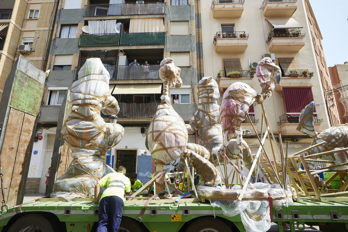 Los ninots empiezan a salir de Feria Valencia y de los talleres de los artistas para llenar de color la ciudad de Valencia en pleno verano