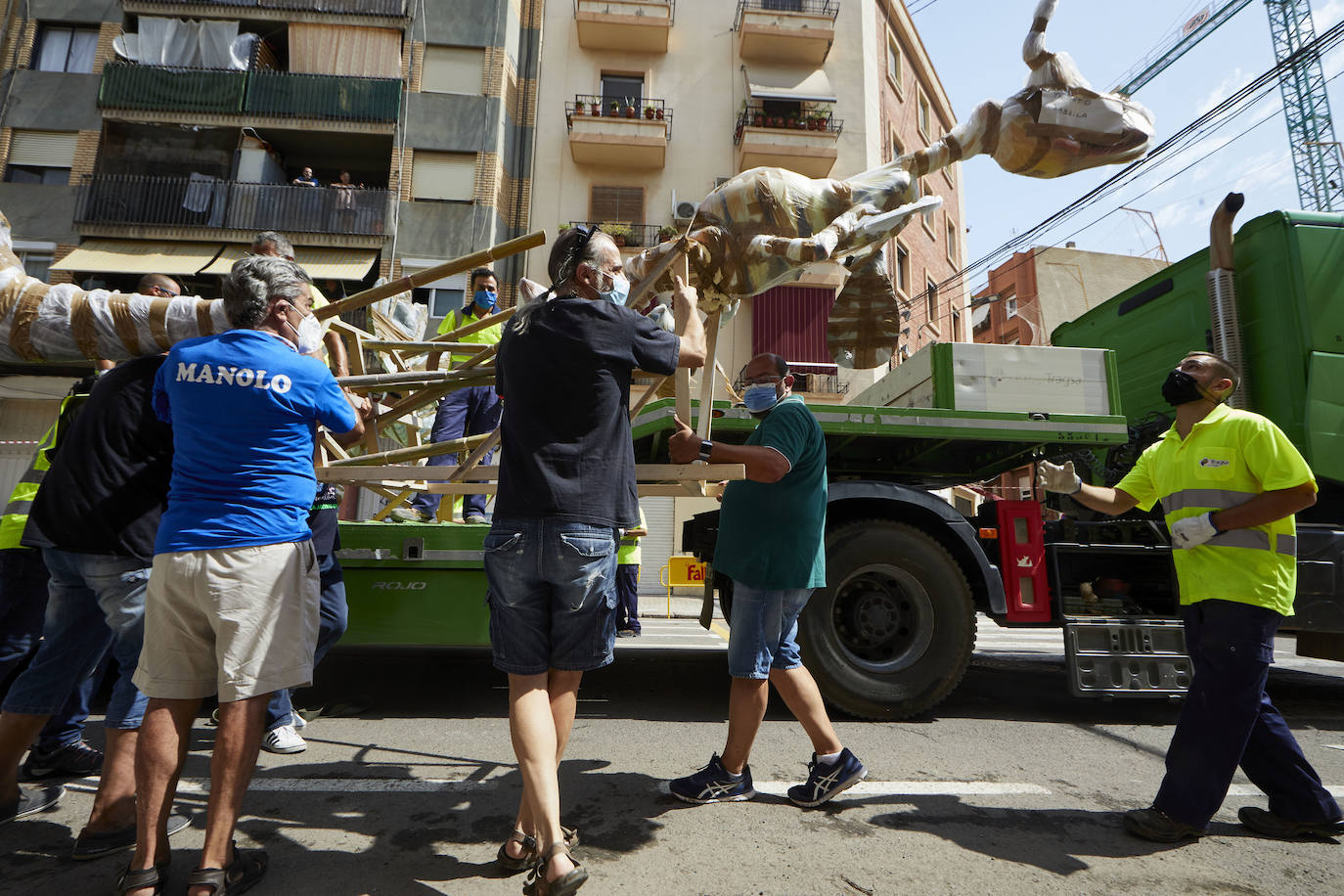 Los ninots empiezan a salir de Feria Valencia y de los talleres de los artistas para llenar de color la ciudad de Valencia en pleno verano