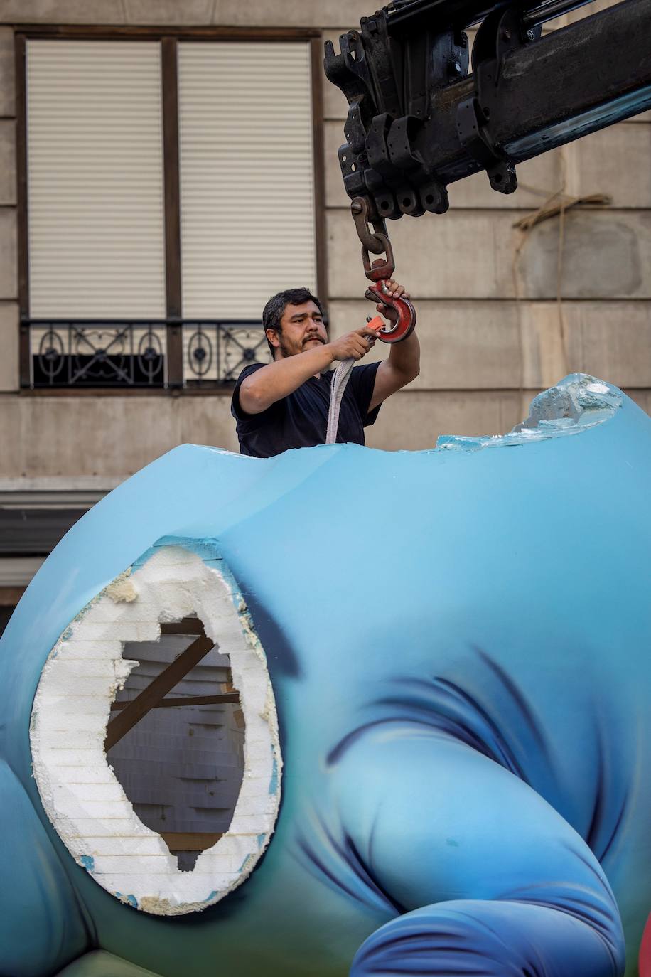 Los ninots empiezan a salir de Feria Valencia y de los talleres de los artistas para llenar de color la ciudad de Valencia en pleno verano