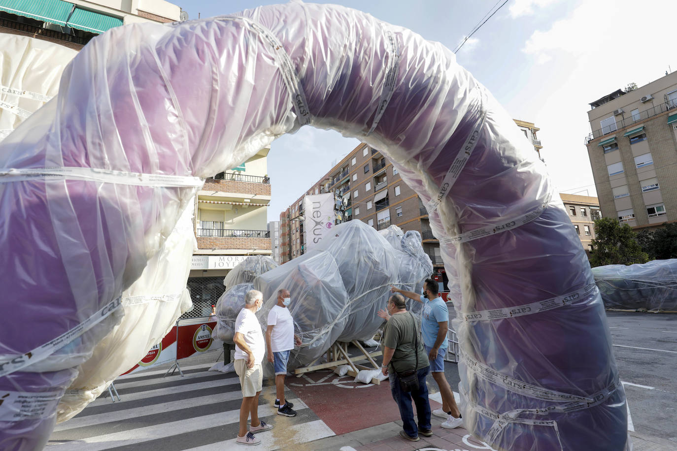 Los ninots empiezan a salir de Feria Valencia y de los talleres de los artistas para llenar de color la ciudad de Valencia en pleno verano