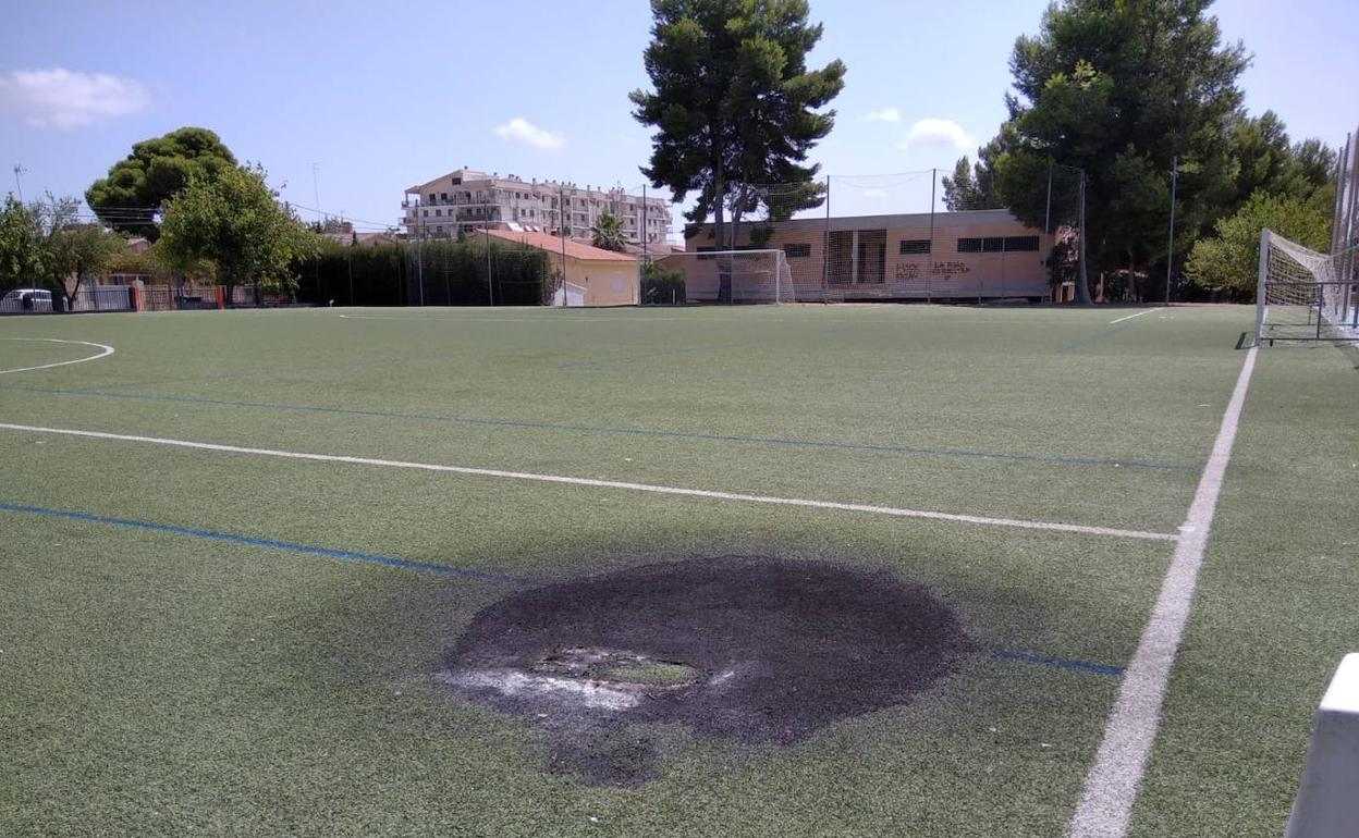 Daños causados en el campo de césped artificial. 