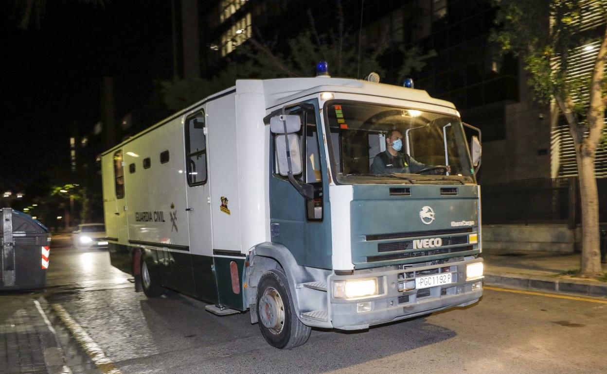 El furgón que transportó a los detenidos en la operación policial. 