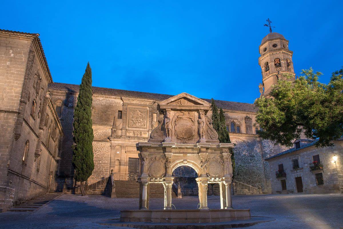 15. Baéza: Considerada junto a Úbeda una de las cápitales del renacimiento, fue declarada Patrimonio de la Humanidad por la UNESCO en el año 2003. La ciudad esta llena de monumentos y destacan su catedral, el Palacio de Jabalquinto, el seminario de San Felipe Neri y la Plaza del Pópulo. Además se puede disfrutar del mar de olivos que caracterizan a la zona desde sus miradores.