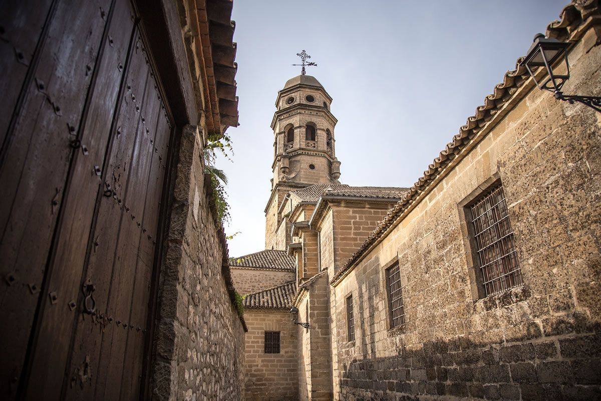 15. Baéza: Considerada junto a Úbeda una de las cápitales del renacimiento, fue declarada Patrimonio de la Humanidad por la UNESCO en el año 2003. La ciudad esta llena de monumentos y destacan su catedral, el Palacio de Jabalquinto, el seminario de San Felipe Neri y la Plaza del Pópulo. Además se puede disfrutar del mar de olivos que caracterizan a la zona desde sus miradores. 