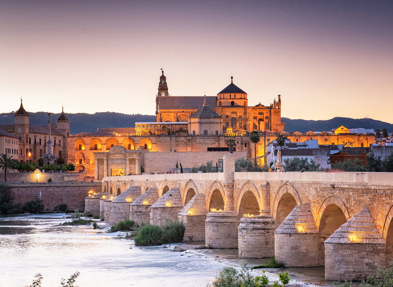 9. Córdoba:  declarada su Mezquita- Catedral en 1984 como Patrimonio de la Humanidad, fue en 1994 cuando esta declaración se extendió a todo el casco histórico de la ciudad. Algunos de los enclaves que se pueden visitar en la ciudad son la Fiesta de los Patios, el Alcazar de los Reyes Cristianos o el Puente Romano. Seimpre bien compañados por su gastronomía. 