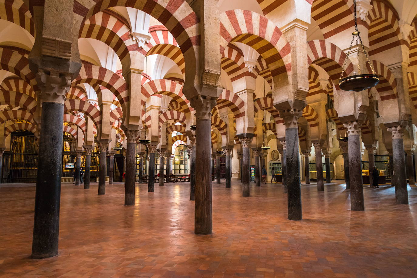 9. Córdoba:  declarada su Mezquita- Catedral en 1984 como Patrimonio de la Humanidad, fue en 1994 cuando esta declaración se extendió a todo el casco histórico de la ciudad. Algunos de los enclaves que se pueden visitar en la ciudad son la Fiesta de los Patios, el Alcazar de los Reyes Cristianos o el Puente Romano. Seimpre bien compañados por su gastronomía. 