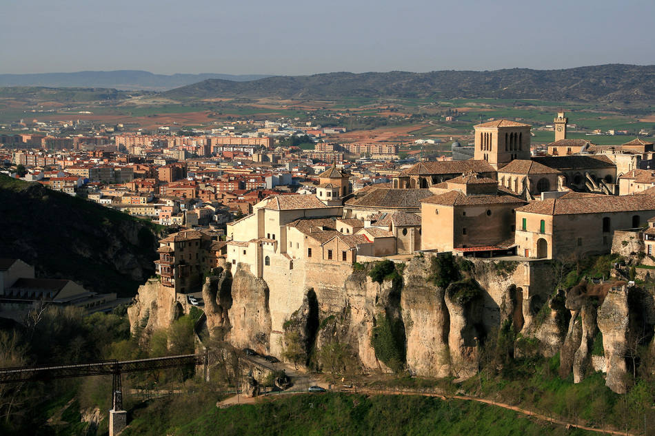 8. Cuenca: declarada Patrimonio de la Humanidad en 1996,esta ciudad repleta de monumentos y que se localiza en un enclave privilegiado, es una de las favoritas para visitar de los españoles. En ella se puede visitar su catedral, que fue una de las primeras de csatilla. Además, otro lugar idílico que ver en la ciudad son sus casas colgadas, una de las estampas más típicas de Cuenca.