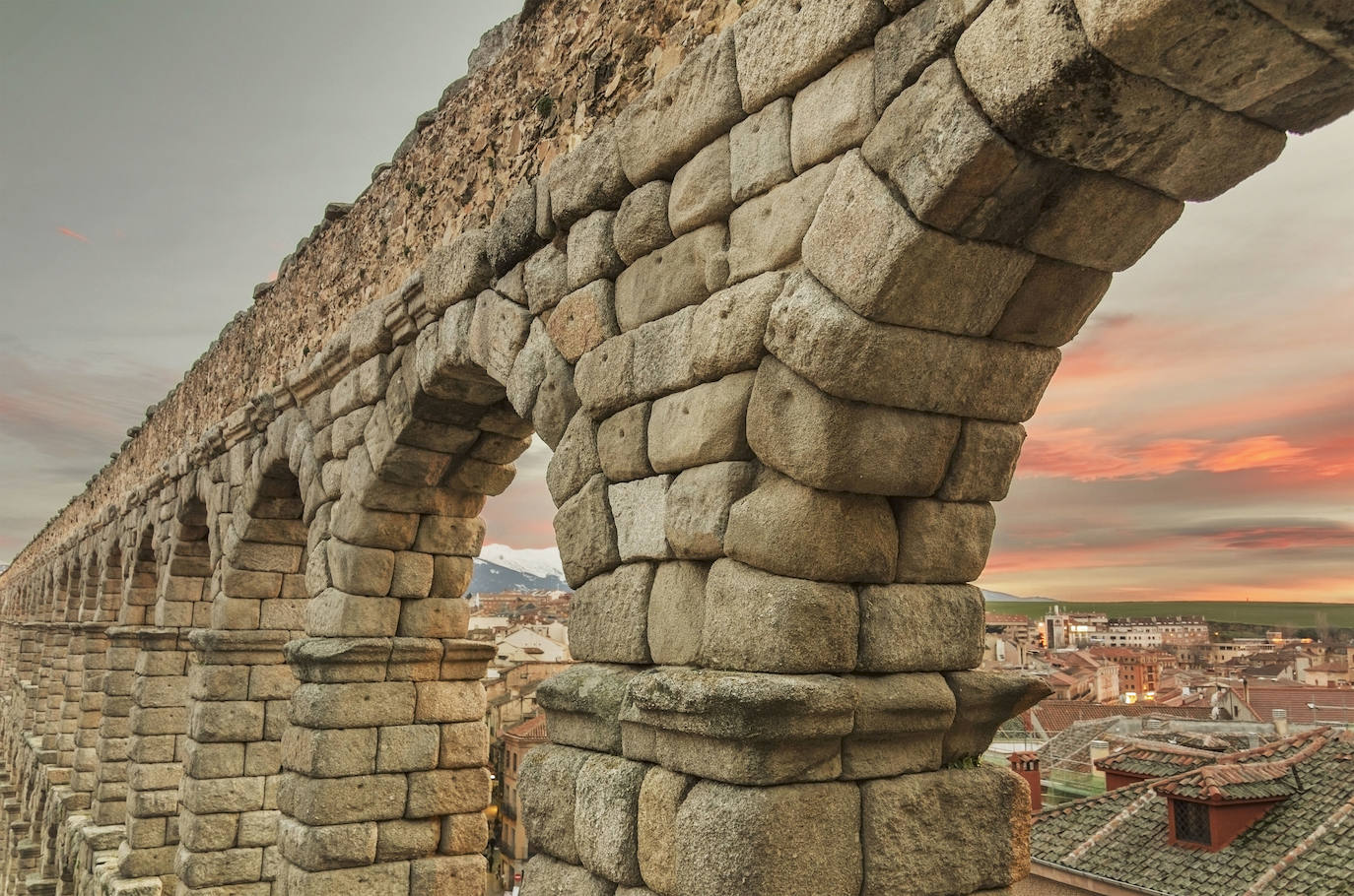 2. Segovia:  la ciudad del acueducto y famosa por multiples catedrales que asemejan estar en una película de época, fue declarada Patrimomio de la Humanidad por la UNESCO en 1985. Segovia se convierte con su belleza y carisma en una de las ciudades más visitadas de España. Además de sus monumentos más destacados como son el alcazar o el acueducto, también se pueden ver otros como el Monasterio del Parral y la Iglesia de la Vera Cruz. 