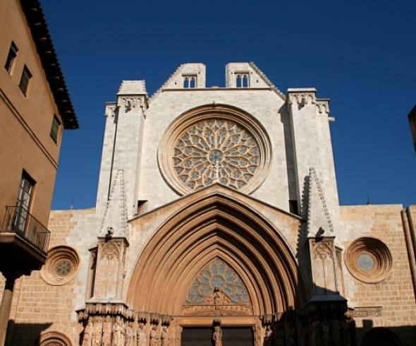 5. Tarragona : la ciudad fue una de las más importantes durante el Imperio Romano y el legado de los mismo se funde con la ciudad que es ahora y su trazado. El circo romano que se encuentra pegado al mediterraneo es uno de los monumentos de esta época que más destacan en Tarragona. Además cuenta con un trazado, denominadao paseo Arqueológico, que transcurre a lo largo de su muralla, considerada la más antigua contruida por el Imperio Romano fuera de Italia. La ciudad se declaró Patrimonio de la Humanidad en el año 2000. 