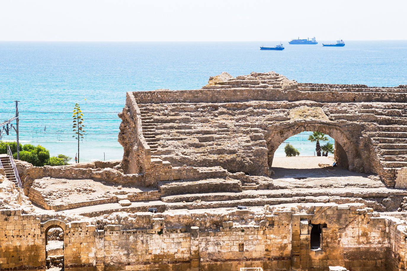 5. Tarragona:  la ciudad fue una de las más importantes durante el Imperio Romano y el legado de los mismo se funde con la ciudad que es ahora y su trazado. El circo romano que se encuentra pegado al mediterraneo es uno de los monumentos de esta época que más destacan en Tarragona. Además cuenta con un trazado, denominadao paseo Arqueológico, que transcurre a lo largo de su muralla, considerada la más antigua contruida por el Imperio Romano fuera de Italia. La ciudad se declaró Patrimonio de la Humanidad en el año 2000. 