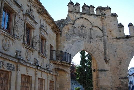 14. Úbeda: este pueblo fue declarado Patrimonio de la Humanidad en el año 2003. Cuenta con varios monumentos que se consideran maravillas renacentistas como son a Sacra Capilla del Salvador, el Palacio del Deán Ortega, el Palacio de las Cadenas y el Hospital de Santiago.