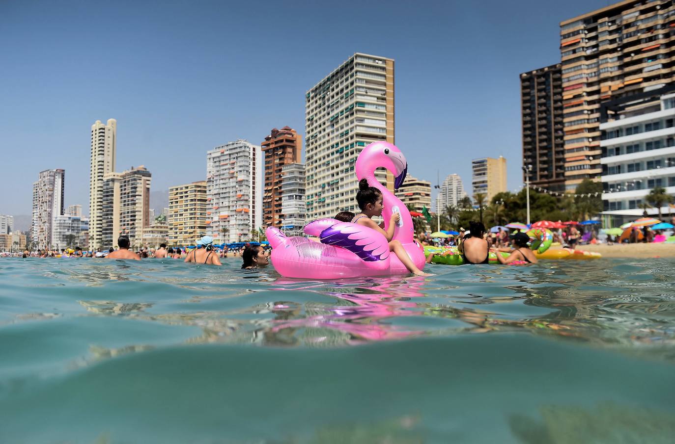 Las playas y hoteles de Benidorm se vuelven a llenar en agosto.