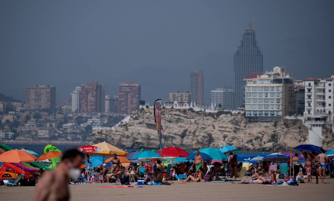 Las playas y hoteles de Benidorm se vuelven a llenar en agosto.