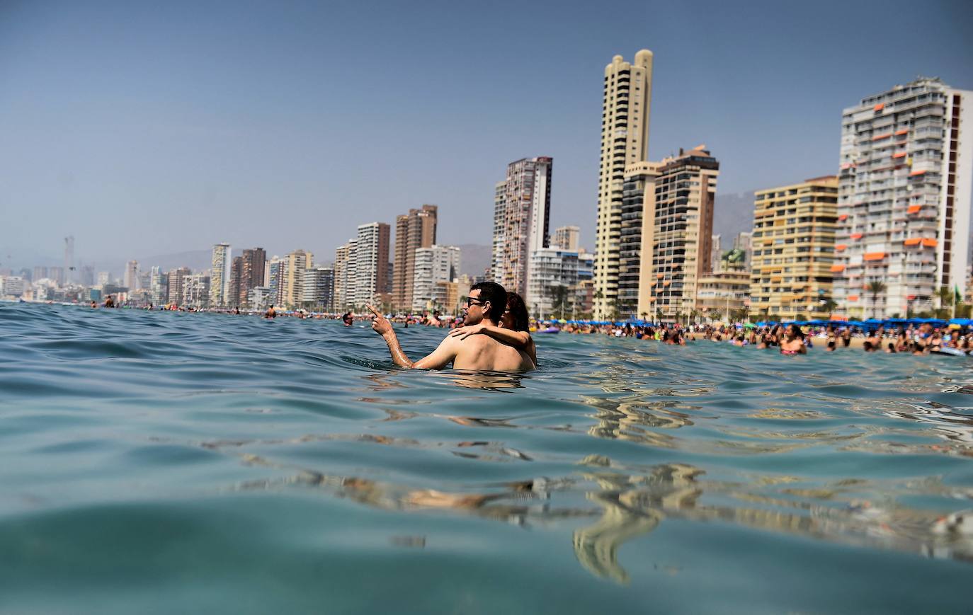 Las playas y hoteles de Benidorm se vuelven a llenar en agosto.