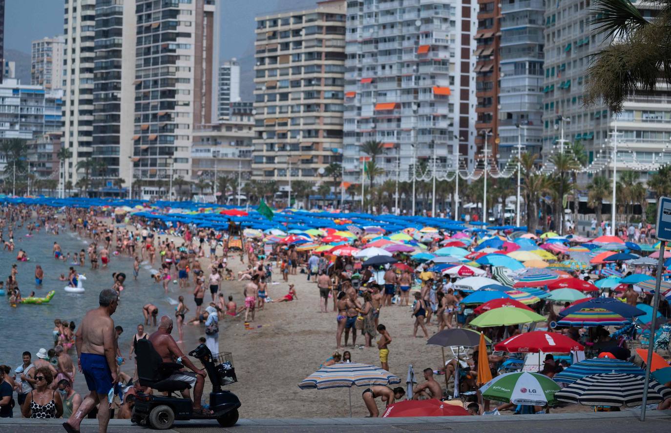 Las playas y hoteles de Benidorm se vuelven a llenar en agosto.