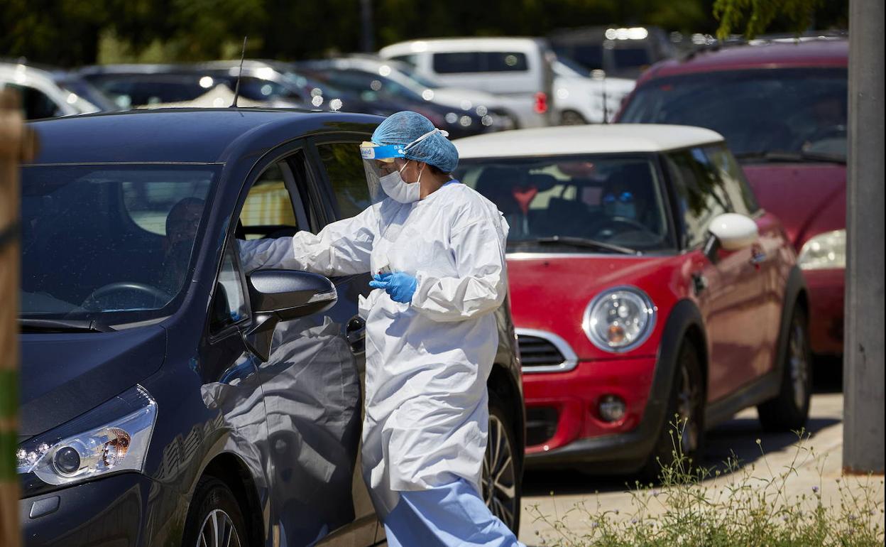 Una sanitaria realizando pruebas PCR en el hospital de campaña del Hospital La Fe, en junio. 