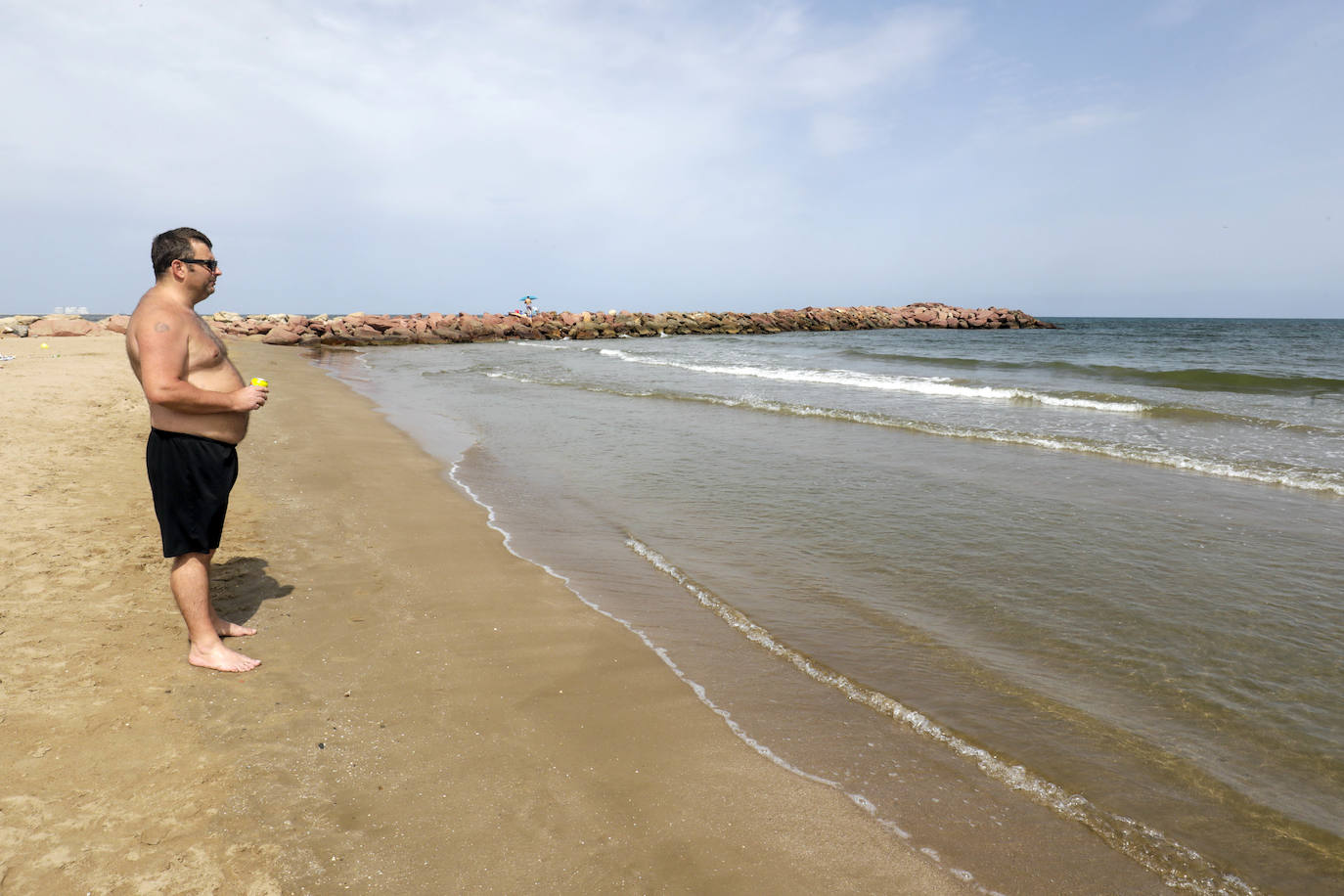 Una mujer contempla el mar. 