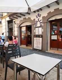 Imagen secundaria 2 - Arriba, terraza del restaurante Los Toneles con la Plaza de Toros al fondo. Abajo a la izquierda, la terraza del restaurante. Abajo a la derecha, fachada principal de Los Toneles. 