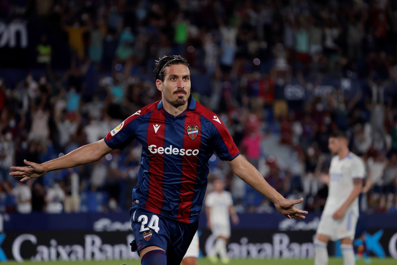 Campaña celebra con los brazos abiertos tras marcar su gol ante el Real Madrid