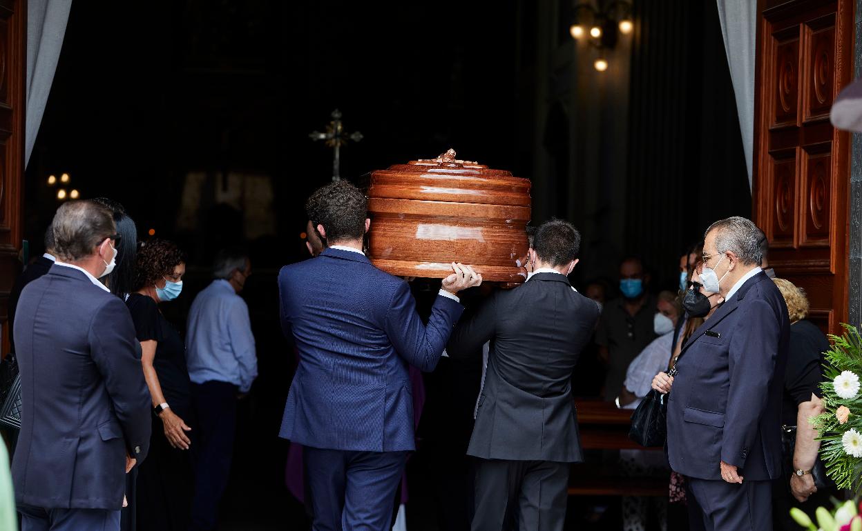 El féretro de Soler entrando en la iglesia de Turís. 