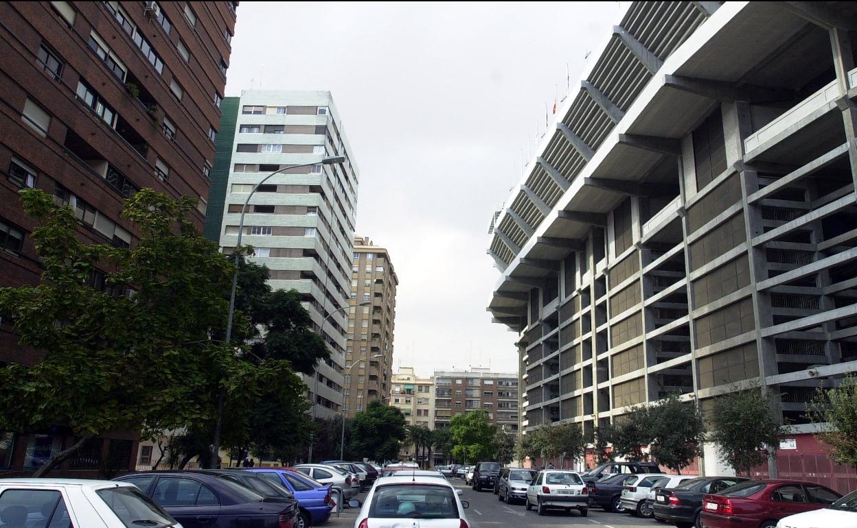 El estadio de Mestalla visto desde la calle Juan Regla, en el barrio de Mestalla