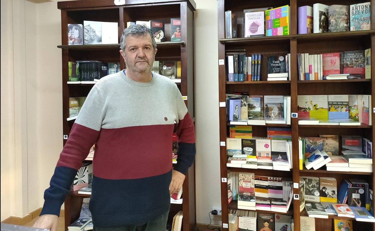 Paco Ivars frente a una de las estanterías de la Librería Berlín. 