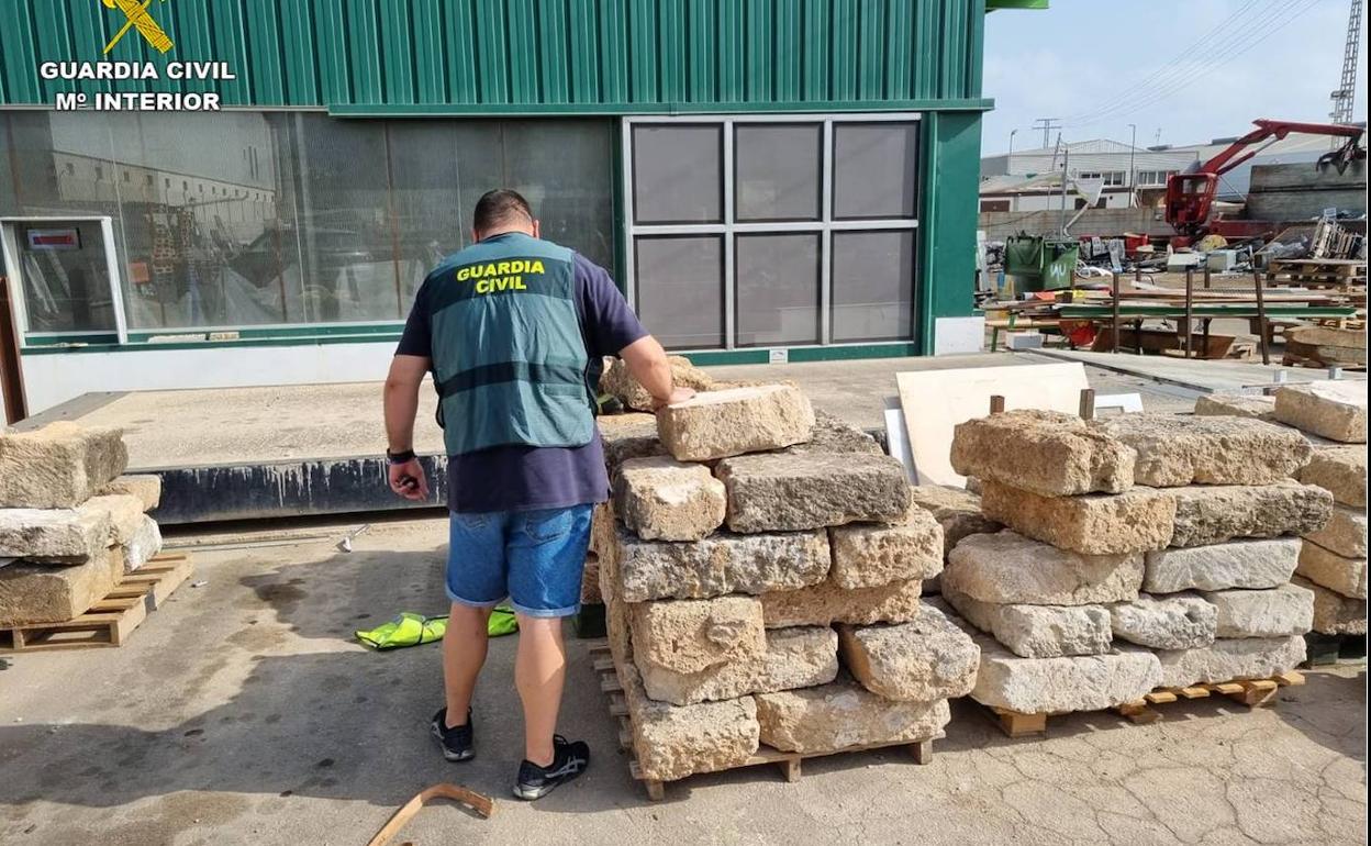 Los bloques de piedra tosca de Xàbia localizados en una chatarrería de Dénia. 