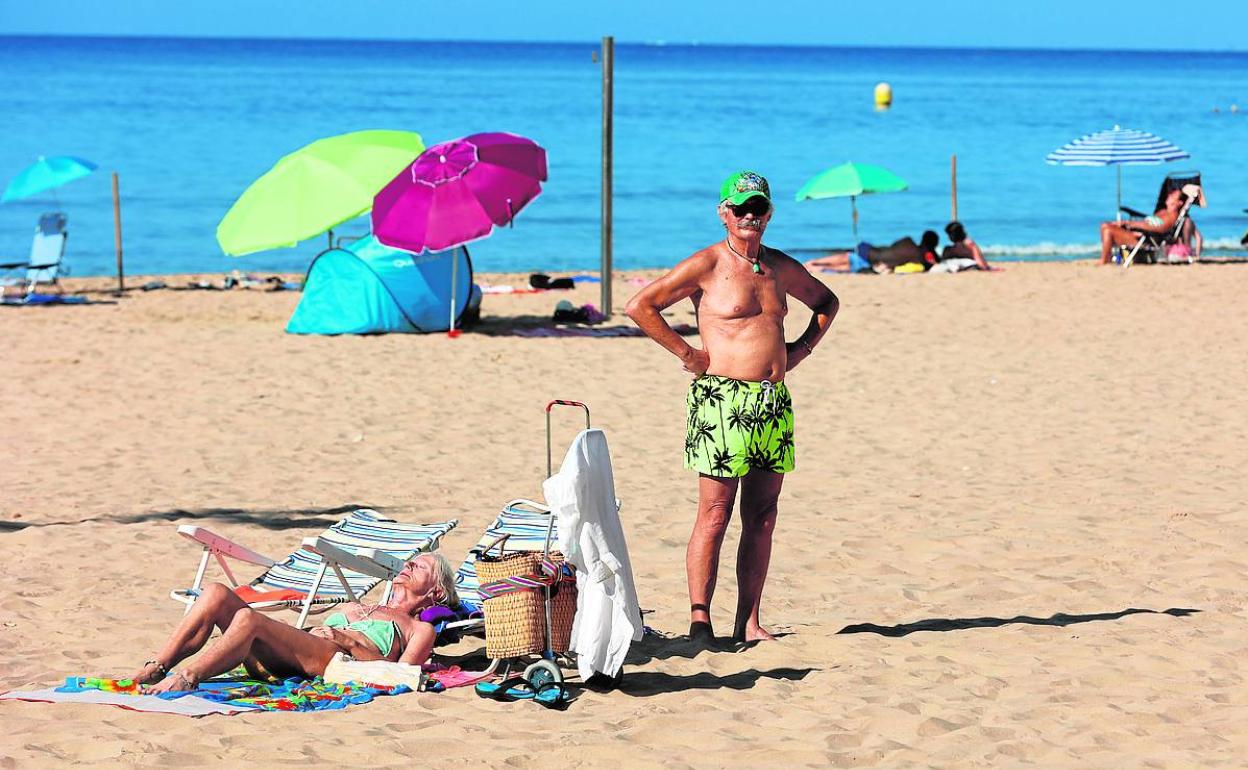 Turistas en una de las playas de la costa valenciana. 