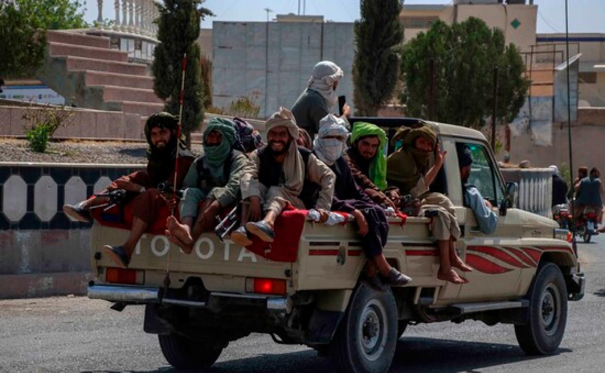 Grupo Talibán patrullando las calles de Kabul. 