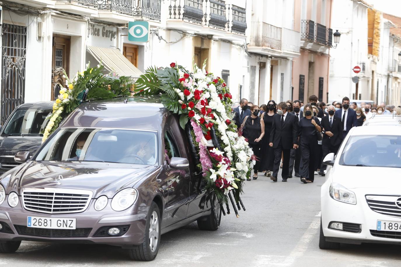 Bautista Soler Crespo, uno de los grandes protagonistas de la edad de oro del ladrillo en Valencia,ha fallecido este domingo a los 92 años. Constructor y promotor de enorme prestigio profesional, fue dueño de cines y teatros en Madrid y llegó a ser máximo accionista del Valencia CF tras una histórica pugna con Paco Roig. Este lunes se ha celebrado la misa para despedirle en la parroquia Nuestra Señora de Turís, su localidad natal. 