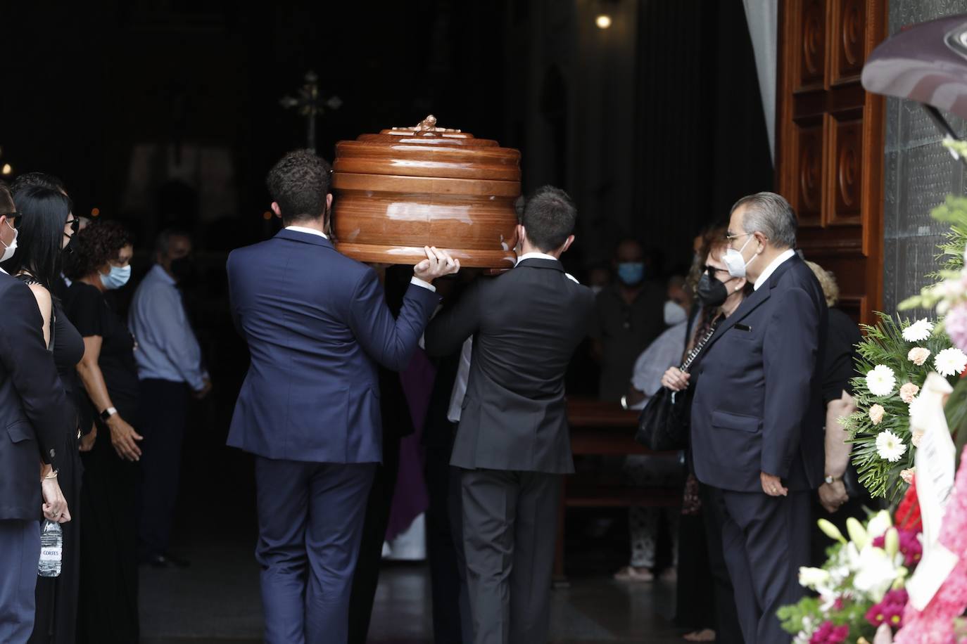 Bautista Soler Crespo, uno de los grandes protagonistas de la edad de oro del ladrillo en Valencia,ha fallecido este domingo a los 92 años. Constructor y promotor de enorme prestigio profesional, fue dueño de cines y teatros en Madrid y llegó a ser máximo accionista del Valencia CF tras una histórica pugna con Paco Roig. Este lunes se ha celebrado la misa para despedirle en la parroquia Nuestra Señora de Turís, su localidad natal. 