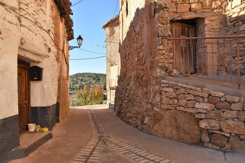 6.Sesga (Ademúz):  esta pequeña aldea de tan solo ocho habitantes es reconocida por sus casas, que se conservan como antaño, hechas a base de piedras. Debida a su despoblación, la lejanía de otros municipios y la falta de servicios básicos consiguen que siga manteniendo las primitividad de su identidad rural, ya que parece que no ha pasado el tiempo por la misma. 