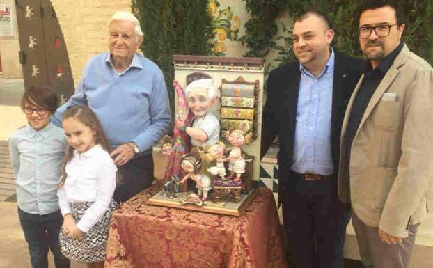 Vicente Enguídanos con su ninot de Sergio Gómez en las Fallas de 2018.