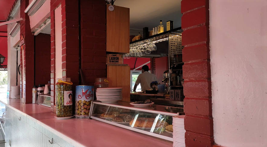 Javier Richard dirige junto a sus primos el bar Kiosko La Pérgola. Creado por su tío abuelo en el 1962, este bar es famoso por su agradable entorno y sus platos, sencillos y buenos. Desde que su generación está al frente del negocio, no ha ha habido grandes cambios por la zona, excepto que "ahora hay más gente de otras partes de Valencia". 