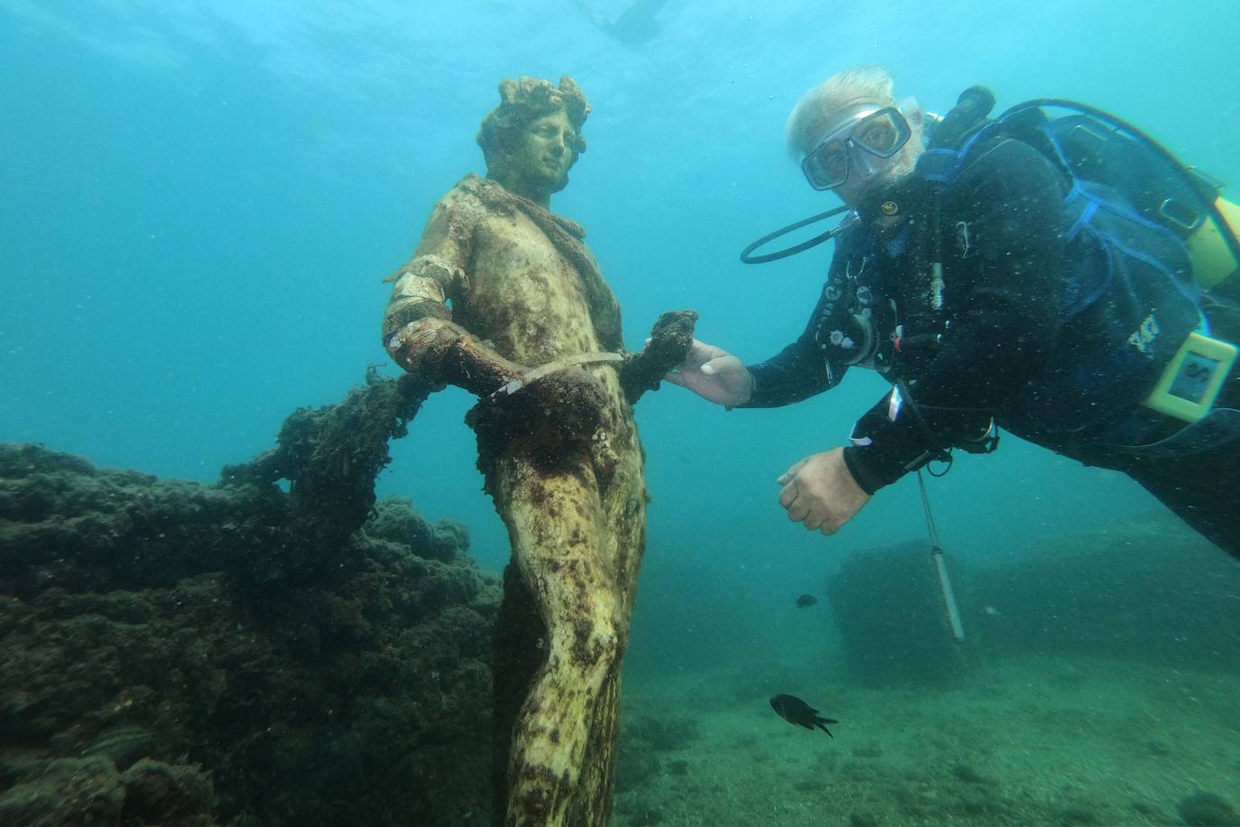 Hace más de 2.000 años, Baia era el Las Vegas del Imperio Romano, una ciudad vacacional a unos 30 kilómetros de Nápoles que satisfacía los caprichos de los poetas, generales y personas de toda condición que allí recalaban. Cicerón, el gran orador, compuso algunos de sus discursos en su retiro junto a la bahía, mientras que el poeta Virgilio y el naturalista Plinio mantuvieron residencias en las cercanías de sus rejuvenecedores baños públicos. Incluso existen rumores que dicen que Cleopatra escapó en su barco desde Baia después de que Julio César fuera asesinado en el 44 a.C. Entre los siglos III y V, y de nuevo entre los siglos VII y VIII, los movimientos tectónicos provocaron el hundimiento de gran parte de la costa entre Pozzuoli y Cumas, incluida Bayas. 