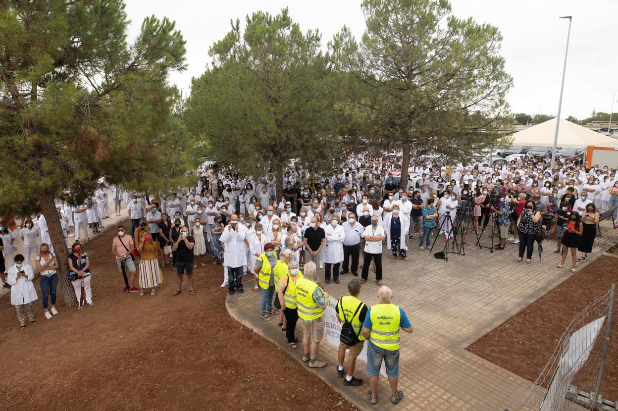 Concentración ante el hospital de La Plana en contra de la decisión judicial que permite a una empresa externa tratar a un paciente con ozono. efe