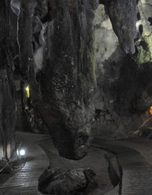 Imagen secundaria 2 - Arriba, la entrada a la Cueva de las Calaveras. Abajo a la izquierda, la plataforma de madera que discurre por el interior de la gruta. Abajo a la derecha, la estalactita apodada 'la Campana'. 