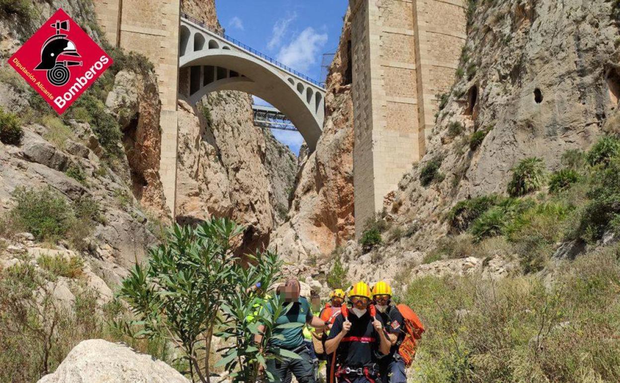 Imagen del rescate de una mujer en el barranco del Mascarat, en Altea, este miércoles. 