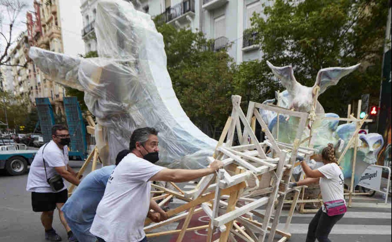 Sergio Musoles, y su equipo, en la plantà de la Falla Reino de Valencia.