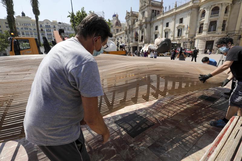 La meditadora vuelve a la plaza del Ayuntamiento más de un año después. El Consistorio sólo plantará el busto tras quemar el resto del cuerpo cuando se suspendieron las Fallas 2020. 