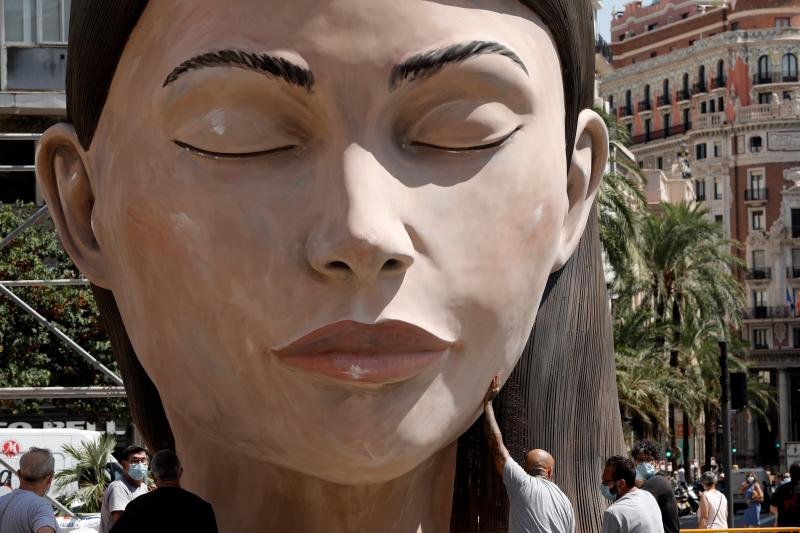 La meditadora vuelve a la plaza del Ayuntamiento más de un año después. El Consistorio sólo plantará el busto tras quemar el resto del cuerpo cuando se suspendieron las Fallas 2020. 